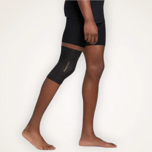 Tommie Copper Unisex COPPER & ZINC INFUSED Compression Knee Sleeve, Black - Picture 1 of 10